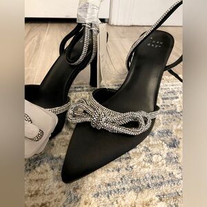 BRAND NEW CARMIN BOW PUMPS - size 8 BLACK